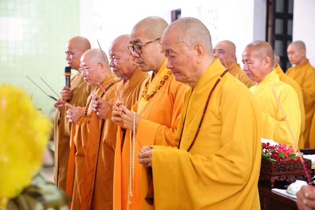 Chư tôn giáo phẩm thắp hương tưởng niệm