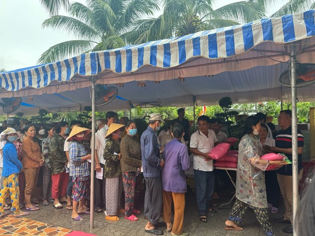 Trao quà đến các hoàn cảnh khó khăn tại địa phương