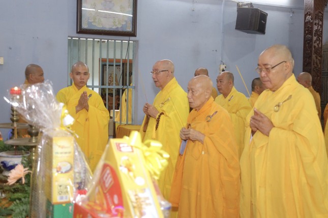 Chư tôn giáo phẩm thắp hương cầu nguyện