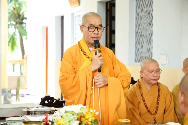 Thượng tọa Thích Quảng Lộc ban đạo từ