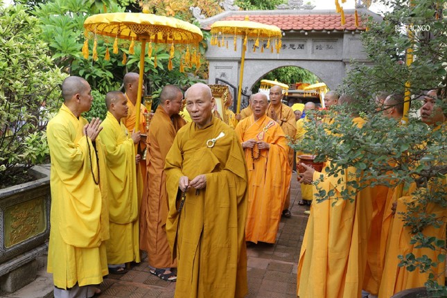 Trưởng lão Hòa thượng Thích Giác Quang, Phó Pháp chủ GHPGVN cùng chư Tăng Ni cung đón kim quan Hòa thượng Thích Huệ Trí hồi quy chốn Tổ