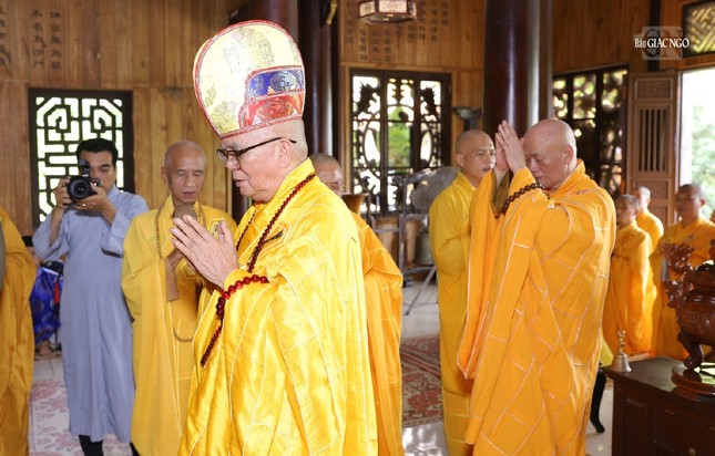 Hòa thượng Thích Thanh Đàm, đương vi sám chủ khóa lễ bạch Phật khai kinh, thỉnh Giác linh an vị