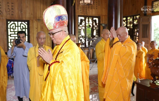 Hòa thượng Thích Thanh Đàm, đương vi sám chủ khóa lễ bạch Phật khai kinh, thỉnh Giác linh an vị