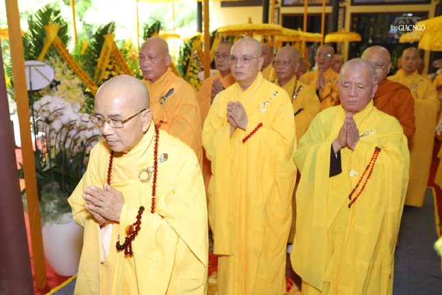 Hòa thượng Thích Khế Chơn, Phó Chủ tịch Hội đồng Trị sự, Trưởng ban Trị sự GHPGVN tỉnh Thừa Thiên Huế cùng chư tôn đức Ban Thường trực Ban Trị sự và các ban, ngành trực thuộc viếng tang Hòa thượng Thích Huệ Trí