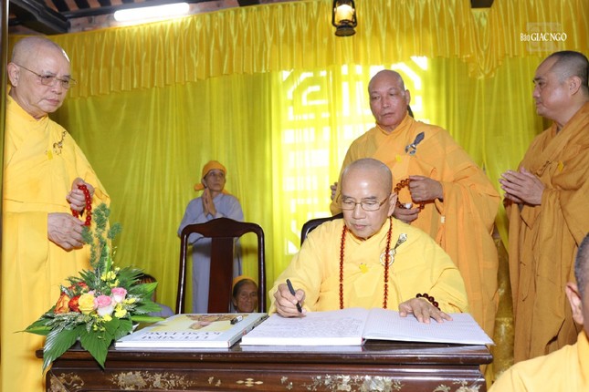 Hòa thượng Thích Khế Chơn ghi sổ tang lưu niệm