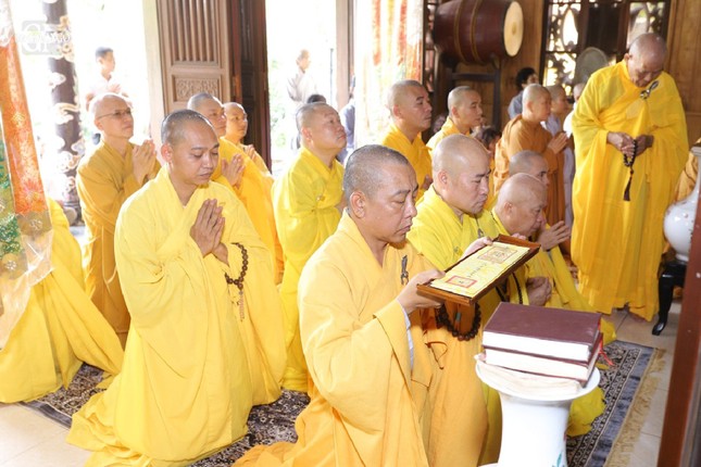 Đại diện pháp tử đội sớ bạch Phật khai kinh