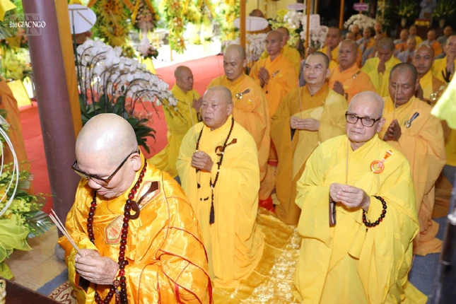 Hòa thượng Thích Chí Thắng cùng môn phái tổ đình Từ Hiếu tưởng niệm