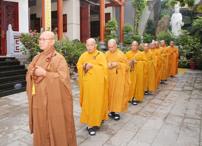 Chư tôn đức vân tập chánh điện thiền viên Thiên Phước