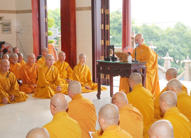 Đại đức Thích Từ Lộc, trụ trì thiền viện Thiên Phước thuyết giới