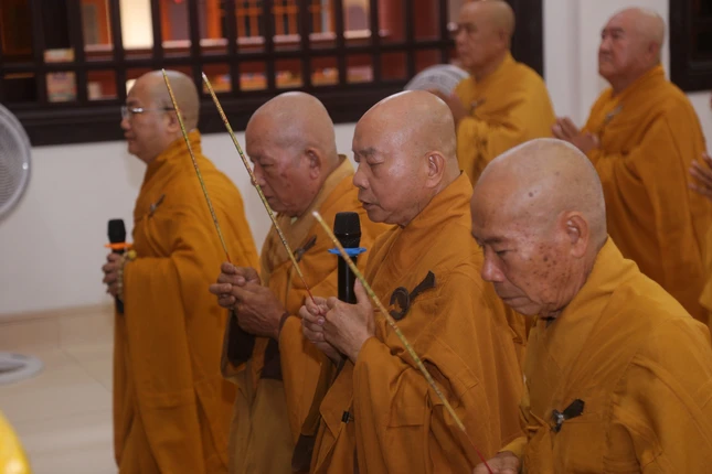 Chư tôn đức niêm hương lễ Phật tại chánh điện tu viện Tường Vân Chư tôn đức niêm hương lễ Phật tại chánh điện tu viện Tường Vân