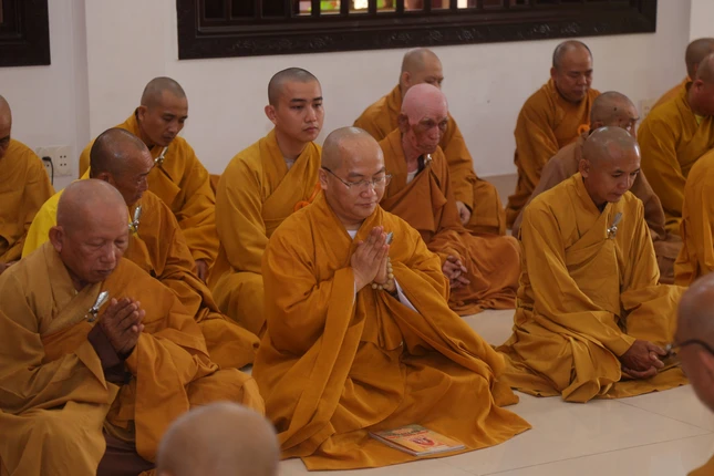 Chư Tăng thính giới Chư Tăng thính giới