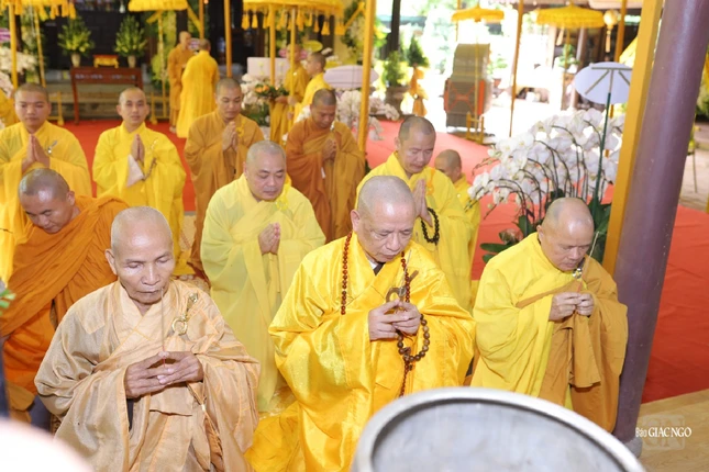 Hòa thượng Thích Phước Minh, Trưởng ban Trị sự GHPGVN tỉnh Quảng Nam cùng Ban Thường trực Ban Trị sự GHPGVN tỉnh dâng hương tưởng niệm