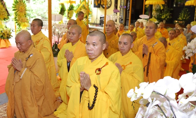 Chư Tăng môn phái Hải Đức tưởng niệm Giác linh Hòa thượng tân viên tịch