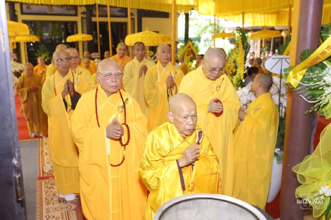 Chư tôn đức môn phái tổ đình Tường Vân trở về chùa Kim Tiên dâng hương tưởng niệm Giác linh Hòa thượng Thích Huệ Trí