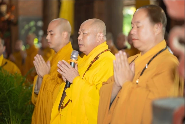 Chư tôn đức tụng kinh cầu nguyện Chư tôn đức tụng kinh cầu nguyện