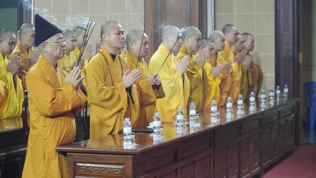 Chư tôn đức dâng hương cầu nguyện