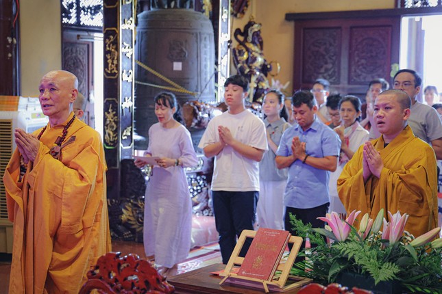 Thượng tọa Thích Minh Kính chủ trì khóa lễ