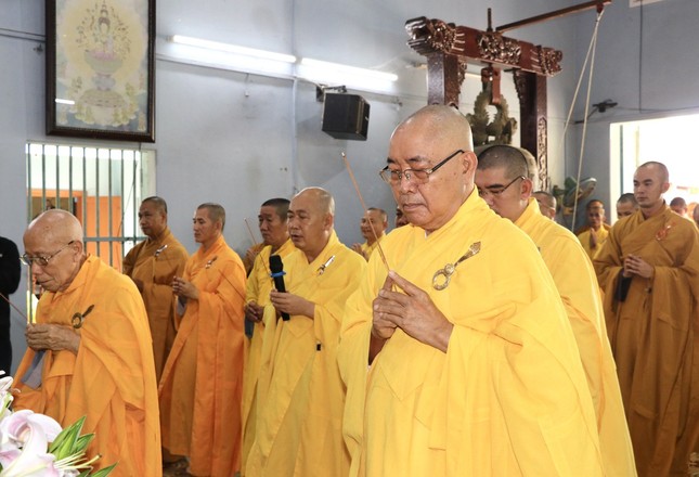 Chư tôn đức dâng hương cầu nguyện Chư tôn đức dâng hương cầu nguyện