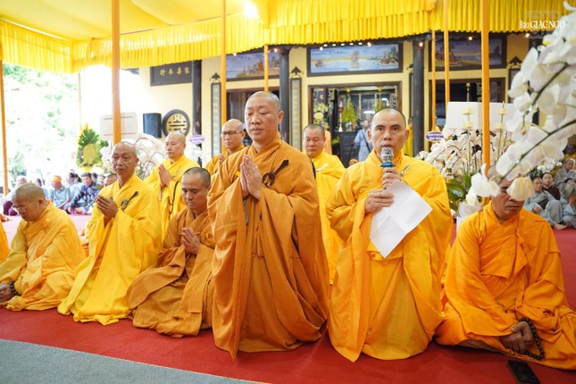 Thượng tọa Thích Nhuận Nghĩa, Ủy viên Hội đồng Trị sự, Phó ban Thường trực Ban Trị sự GHPGVN tỉnh Bà Rịa-Vũng Tàu đọc lời tưởng niệm