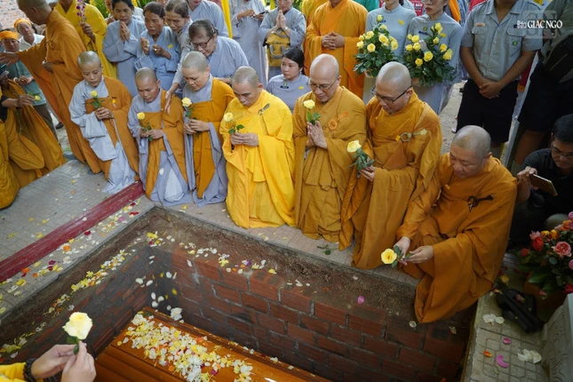 Thành kính tiễn biệt