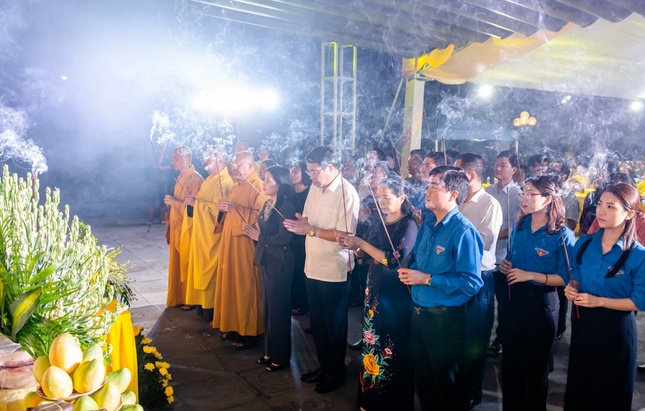 Chư tôn đức, đại biểu dâng hương tưởng niệm