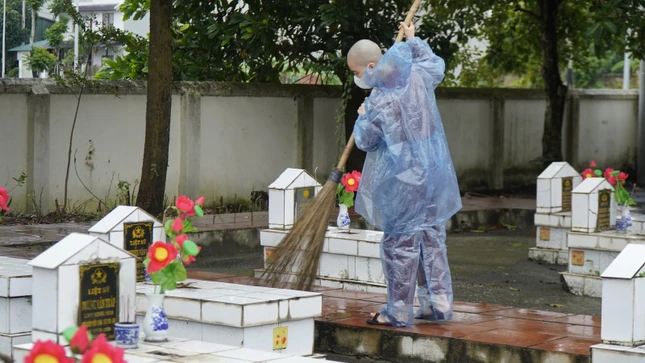 Tăng Ni sinh Học viện phát tâm dọn dẹp vệ sinh khuôn viên nghĩa trang