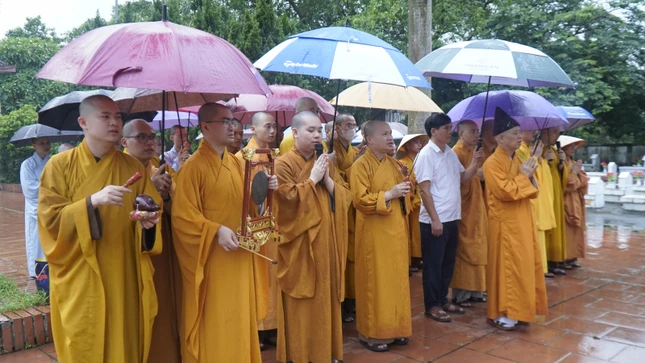 Chư tôn đức thắp hương và tụng kinh cầu nguyện