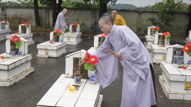 Thắp hương tại các mộ phần