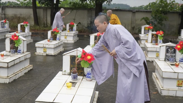 Thắp hương tại các mộ phần