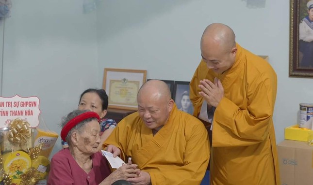 Ban Trị sự GHPGVN tỉnh Thanh Hóa thăm, tặng quà đến Mẹ Việt Nam anh hùng Đặng Thị Xoan