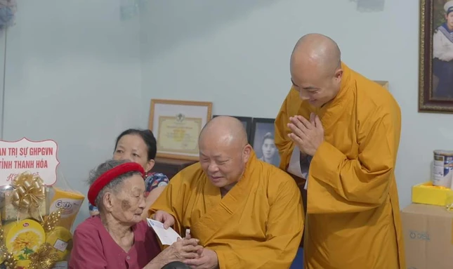 Ban Trị sự GHPGVN tỉnh Thanh Hóa thăm, tặng quà đến Mẹ Việt Nam anh hùng Đặng Thị Xoan