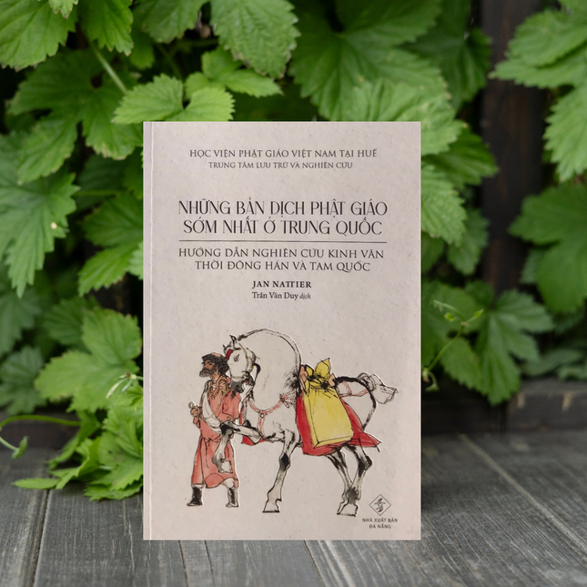 Bìa quyển sách Những bản dịch Phật giáo sớm nhất ở Trung Quốc - Hướng dẫn nghiên cứu kinh văn thời Đông Hán và Tam Quốc của Giáo sư Jan Nattier, Trung tâm Lưu trữ và Nghiên cứu Học viện Phật giáo VN tại Huế ấn hành.