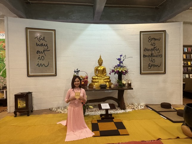 Hải Yến nhận chứng điệp quy y tại Làng Mai Hải Yến nhận chứng điệp quy y tại Làng Mai