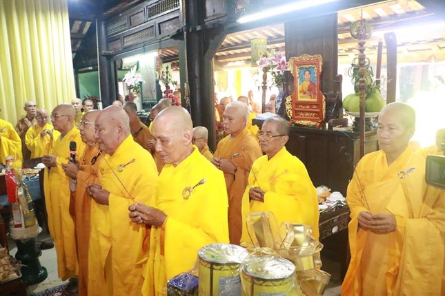 Chư tôn giáo phẩm thắp hương tưởng niệm