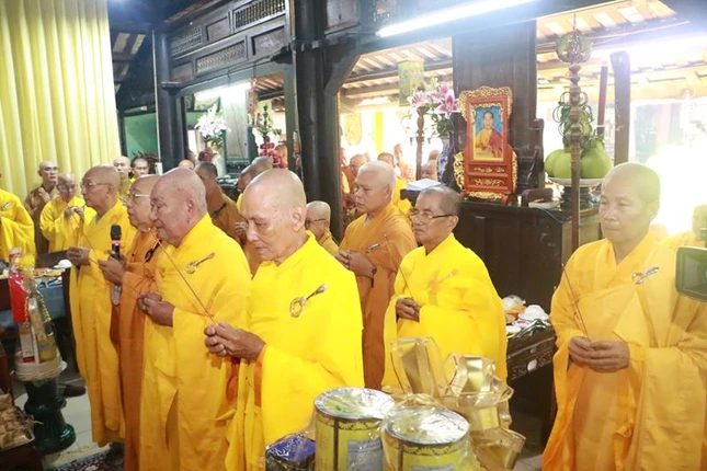 Chư tôn giáo phẩm thắp hương tưởng niệm