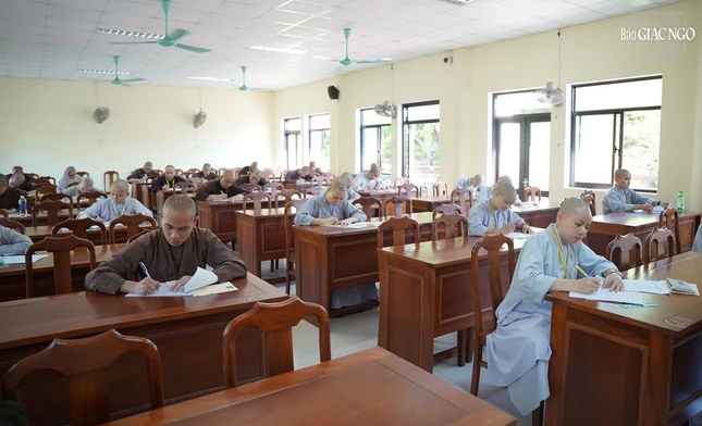 Tăng Ni sinh nghiêm túc làm bài thi