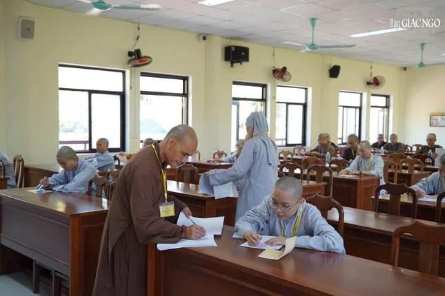 Giám thị hướng dẫn thí sinh các thủ tục phòng thi