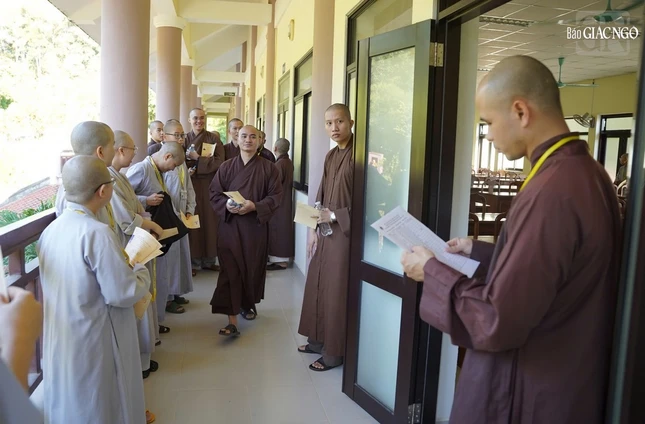 Thí sinh làm thủ tục vào phòng thi