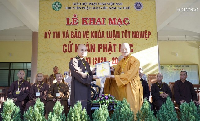 Hòa thượng Chủ tịch Hội đồng thi trao đề thi đến Ban Giám thị