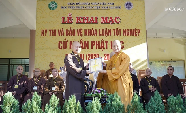 Hòa thượng Chủ tịch Hội đồng thi trao đề thi đến Ban Giám thị