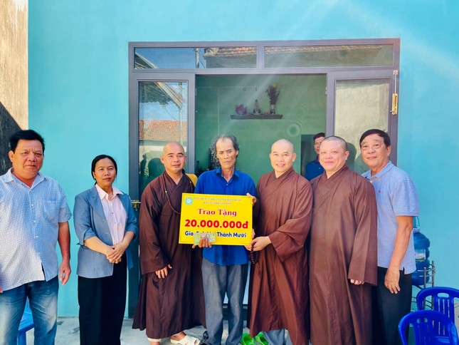 Trao bảng tượng trưng số tiền 20 triệu đồng hỗ trợ xây nhà mới cho gia đình ông Mai Thành Mười