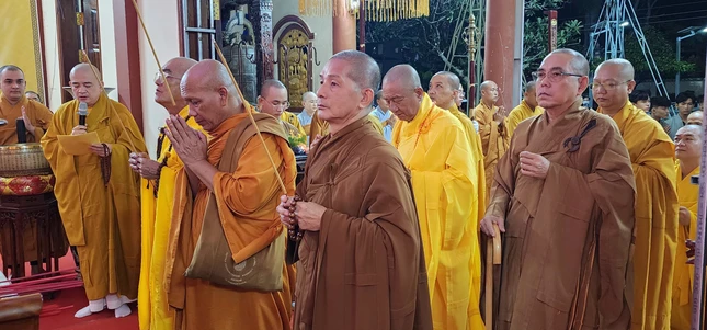 Chư tôn đức niêm hương