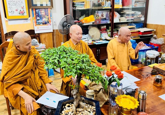 Hòa thượng Thích Giác Toàn chủ trì phiên họp