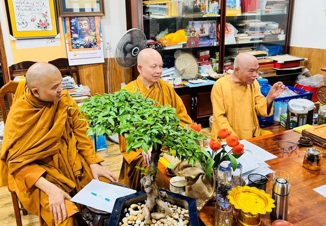 Hòa thượng Thích Giác Toàn chủ trì phiên họp