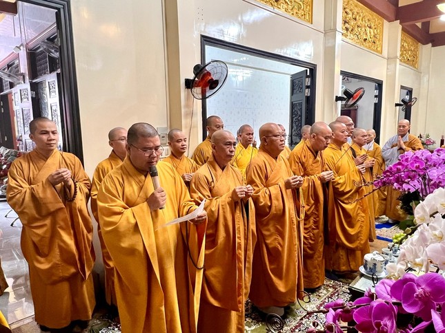 Ban Trị sự GHPGVN Q.Bình Thạnh thắp hương tưởng niệm Ni trưởng Thích nữ Như Hòa tại tổ đường chùa Dược Sư