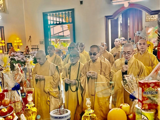 Chư tôn giáo phẩm thắp hương tưởng niệm Chư tôn giáo phẩm thắp hương tưởng niệm