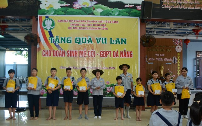 103 phần quà được trao tận tay các em