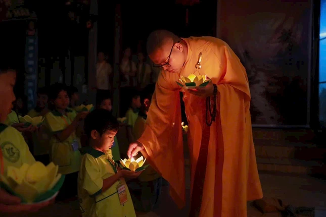 Em thắp hoa đăng nhớ ơn sinh thành, dưỡng dục của cha mẹ