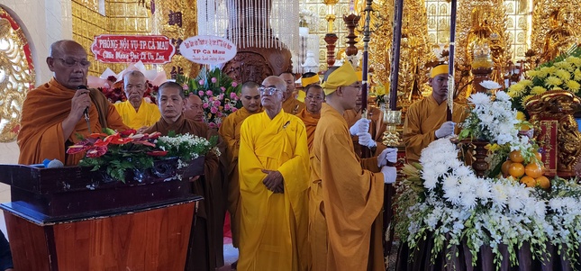 Hòa thượng Thạch Hà đọc tiểu sử cố Hòa thượng Thích Huệ Thành