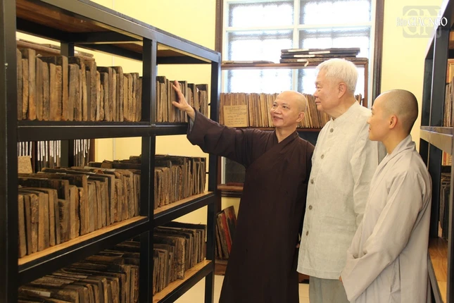 Kho tư liệu mộc bản Phật giáo Huế có số lượng 828 tấm (1.319 mặt khắc) với nhiều nội dung như: kinh, luật, luận, trước tác, phái điệp quy y - thế độ, tranh đồ họa cổ...